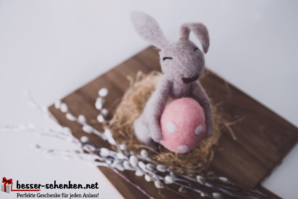 Stoffhase hält Ostergeschenk